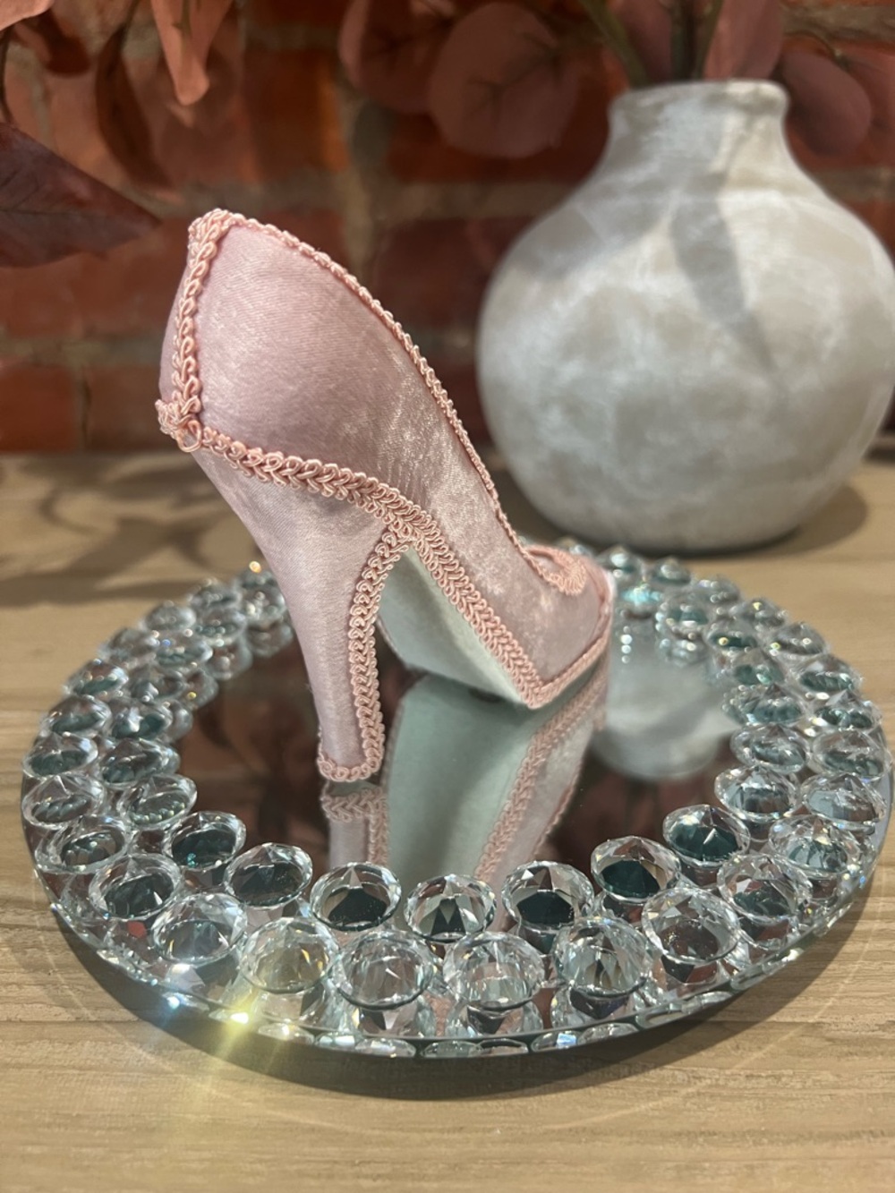 Pink Velvet High Heel Ring Holder - Picture 4 of 4